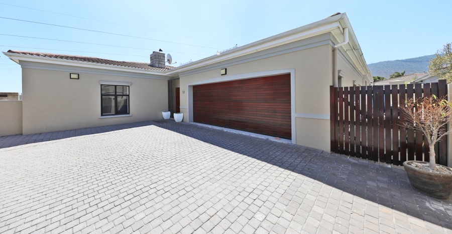 3 Bedroom Property for Sale in Plattekloof Western Cape